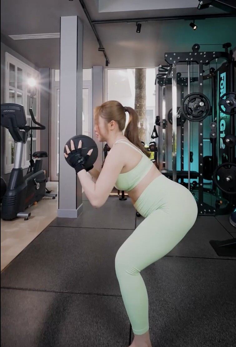 Mang thai kiểu nhà giàu như vợ Chi Bảo: Sống trong biệt thự triệu đô, thuê huấn luyện viên riêng để tập gym mỗi ngày - 10