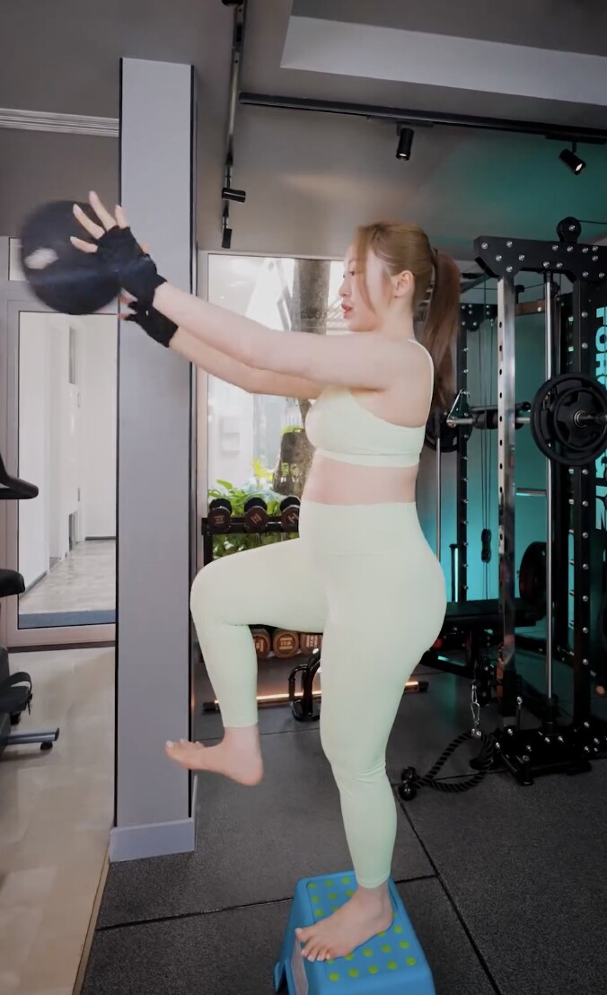 Mang thai kiểu nhà giàu như vợ Chi Bảo: Sống trong biệt thự triệu đô, thuê huấn luyện viên riêng để tập gym mỗi ngày - 11