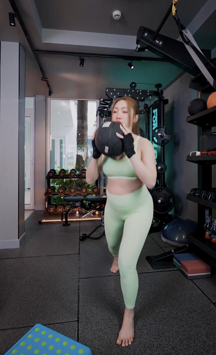 Mang thai kiểu nhà giàu như vợ Chi Bảo: Sống trong biệt thự triệu đô, thuê huấn luyện viên riêng để tập gym mỗi ngày - 9